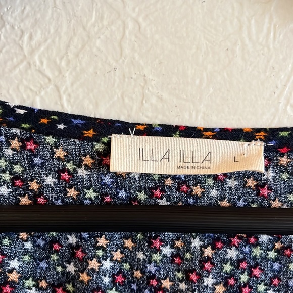 Cropped ruched blouse. Black with multi colored stars. Size Large. - Picture 2 of 3